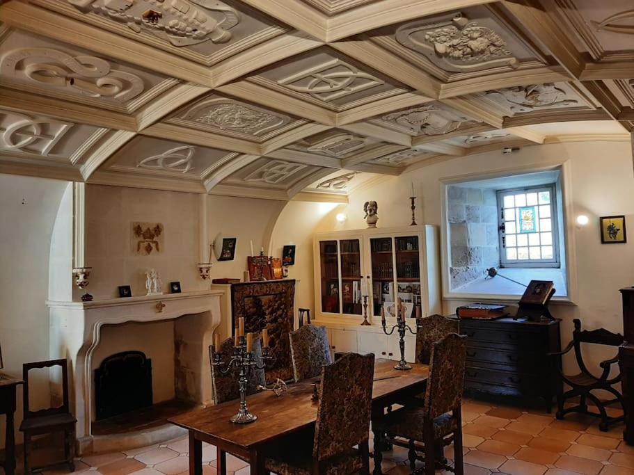 Chateau De Mornay Saint-Pierre-de-l'Isle Екстериор снимка