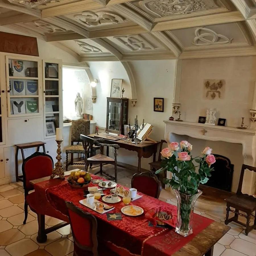 Chateau De Mornay Saint-Pierre-de-l'Isle Екстериор снимка