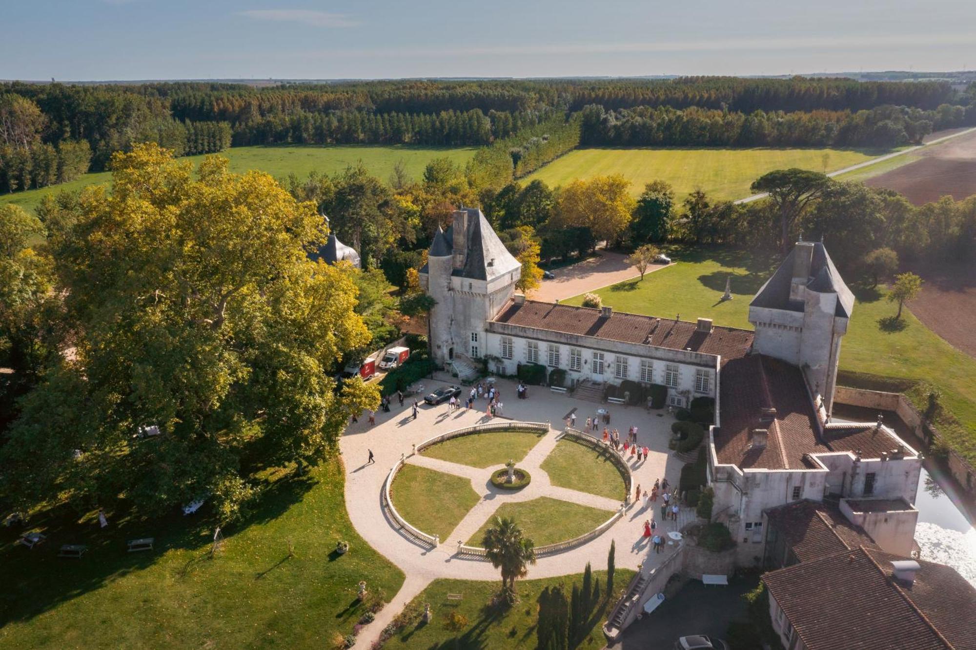 Chateau De Mornay Saint-Pierre-de-l'Isle Екстериор снимка